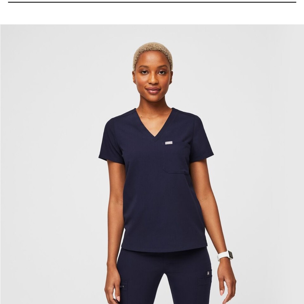 Catarina one pocket scrub top Figs